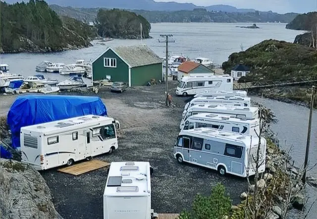 Bobiler parkert ved det grønne naustet