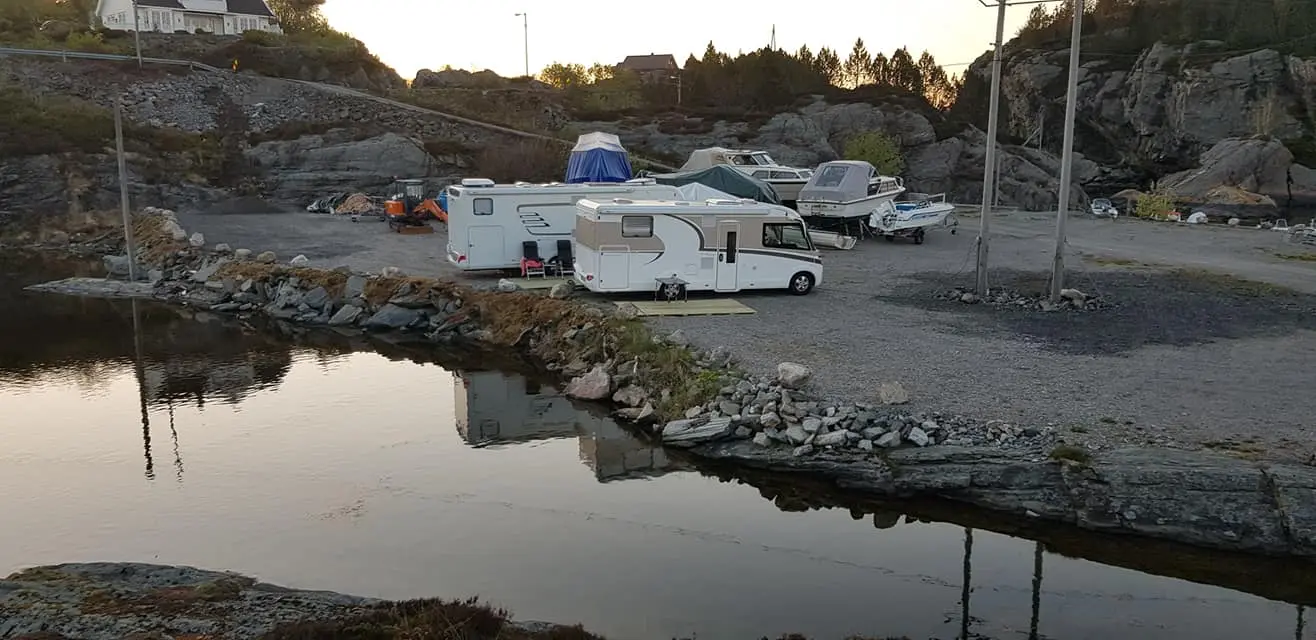 Bobiler ved vannet en stille kveld