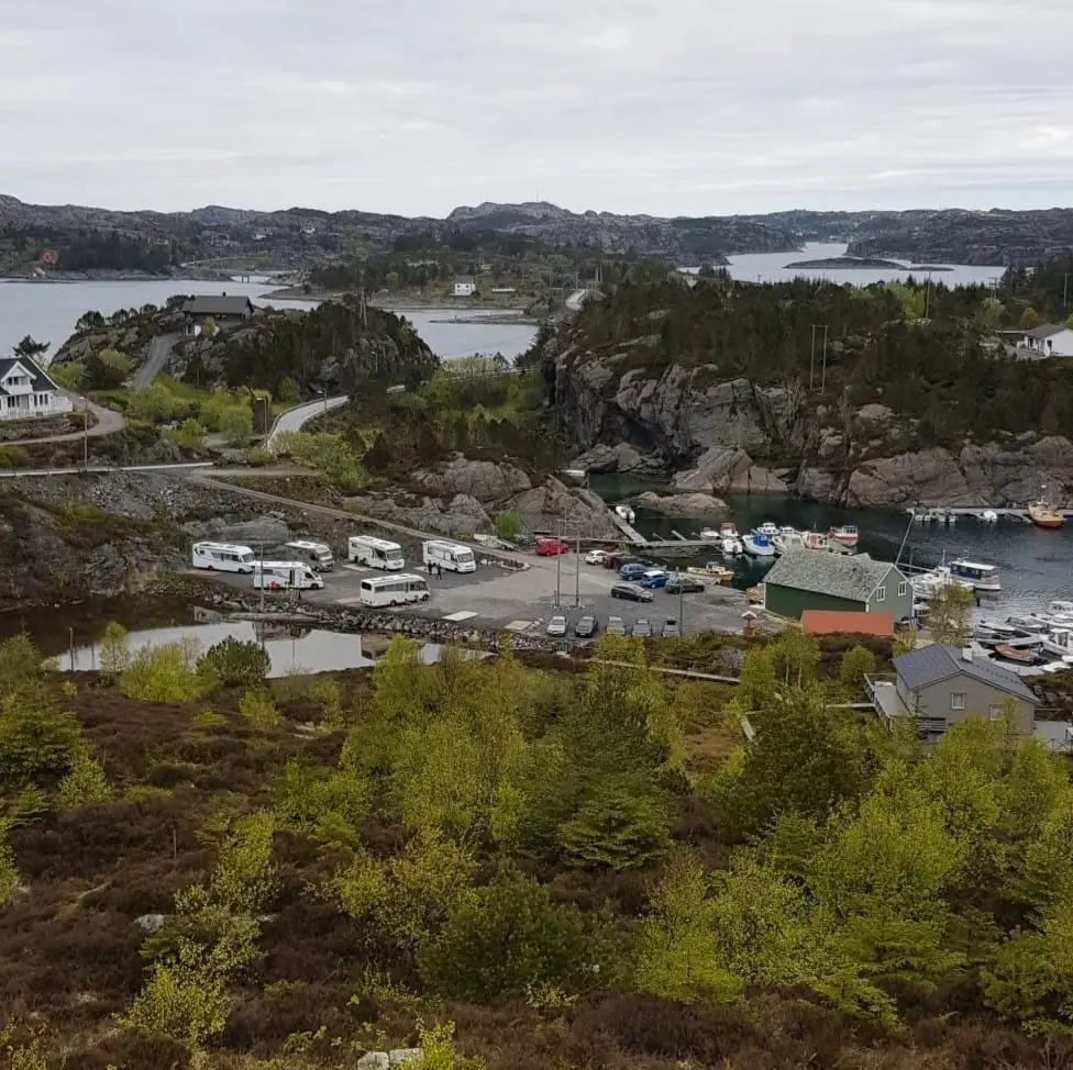 Utsikt over bobilplassen og øyene rundt